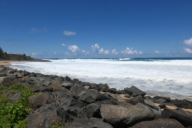 “Se recomienda extrema precaución”: NWS recalca no es momento de visitar las playas