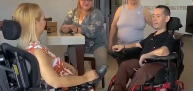 Hermanos con distrofia muscular claman por vehículo especializado que supera los $90 mil