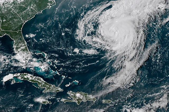 Ernesto se debilita a tormenta tropical tras tocar tierra en Bermudas