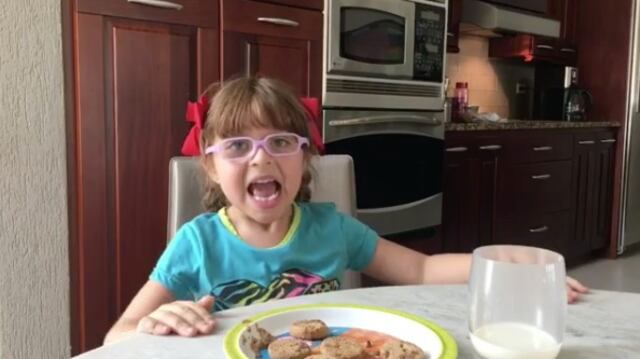 Miranda cocina sendo desayuno para David y Alexandra