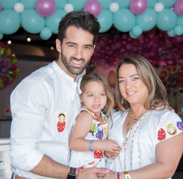 Adamari y Toni Costa celebran siete años juntos