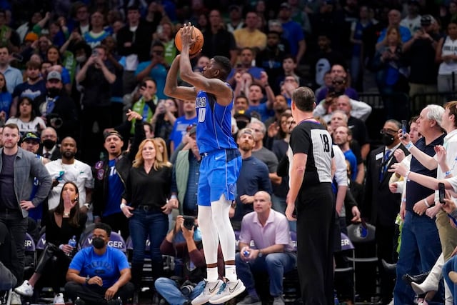 Mavericks remontan déficit de 19 puntos y vencen a Kings