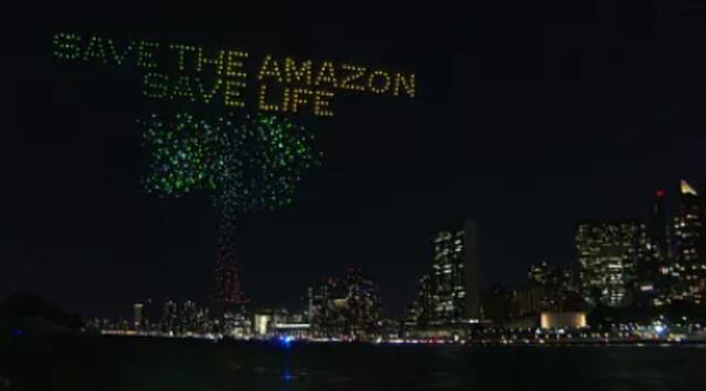 Una bandada de drones ilumina la noche en una actuación artística en Central Park de Nueva York