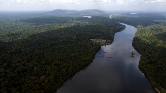 Maduro ordena explotar de inmediato el petróleo, gas y minas del territorio en disputa con Guyana