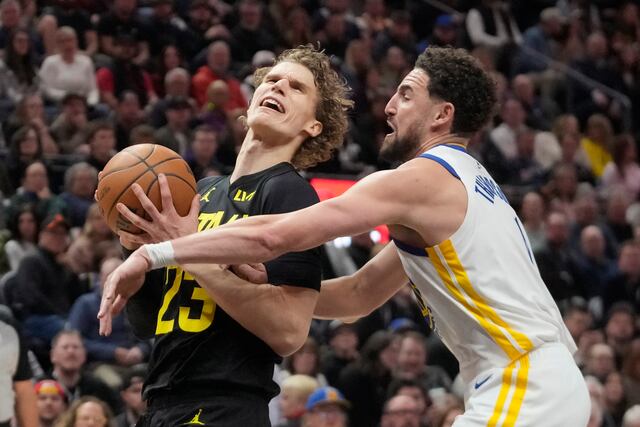 Curry encesta cinco triples en el cuarto parcial y los Warriors vencen al Jazz