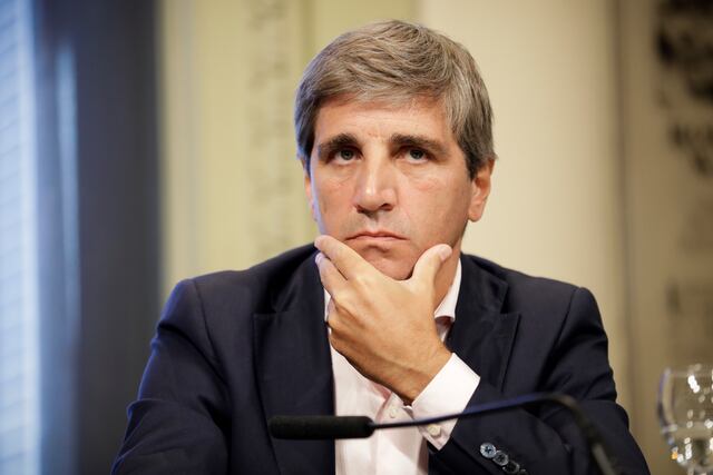 Nuevo presidente de Argentina nombra ministro de economía