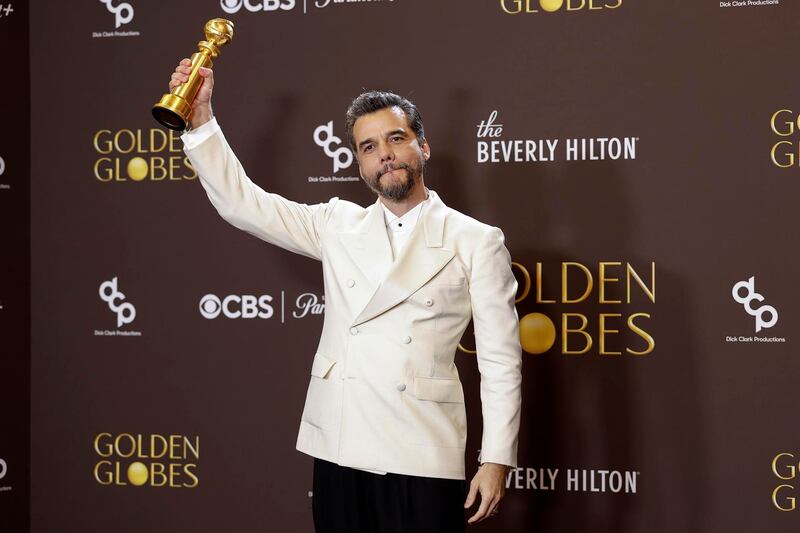 El actor brasileño Wagner Moura posa en la sala de prensa con el premio a la mejor actuación por un actor en una película dramática por 'El Agente Secreto' durante la 83ª edición de los Globos de Oro en el Hotel Beverly Hilton en Beverly Hills, California, EE.UU.