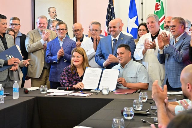 Gobernadora firma acuerdos para impulsar salud y desarrollo económico en Mayagüez