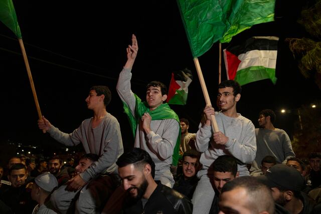 Hamás e Israel efectúan primer intercambio de rehenes y prisioneros en primer día de tregua en Gaza