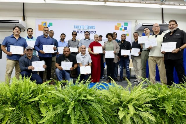 Educación entrega 70 credenciales en construcción y plomería