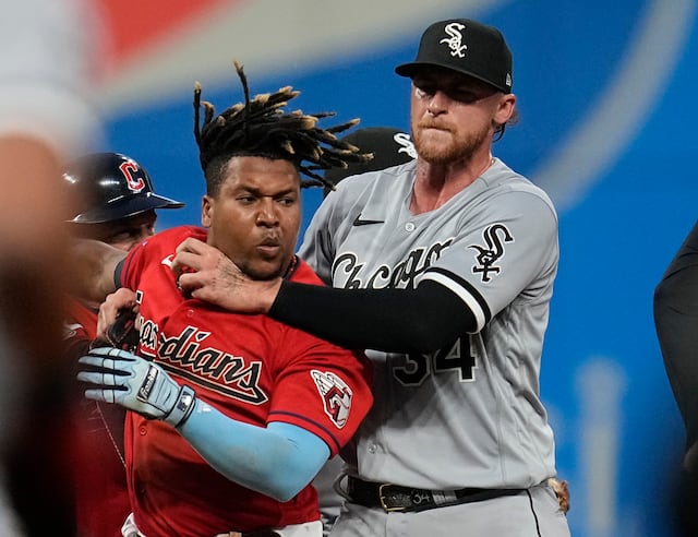 MLB reduce suspensión de José Ramírez por pelea con Tim Anderson