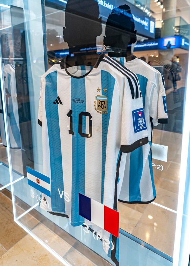 Subastan en 7.8 millones de dólares las camisetas que utilizó Messi en la Copa Mundial