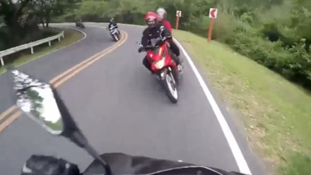 Filipinas: dos motociclistas protagonizan una colisión frontal en una curva cerrada