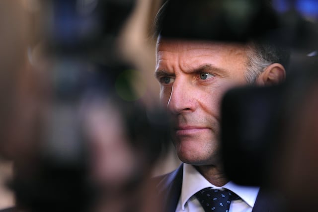 Macron pide reabrir las escuelas en Francia tras semanas de protestas estudiantiles