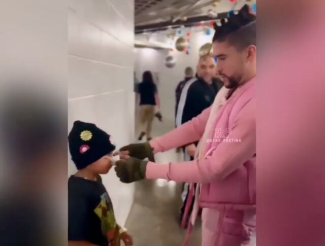 VIDEO: Bad Bunny tiene hermoso gesto con un pequeño fanático
