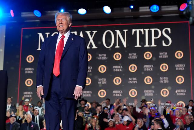 Donald Trump insiste en su promesa de eliminar impuesto a las propinas