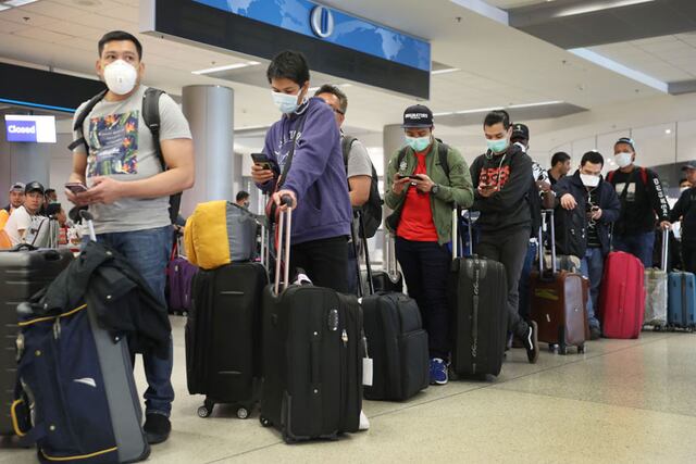 Unos 300 viajeros indios continúan retenidos en un aeropuerto francés por tercer día consecutivo