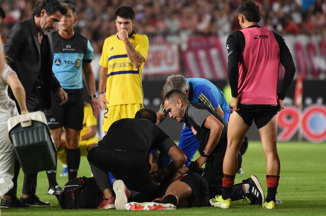 Chileno Altamirano es retirado en ambulancia y se suspende el juego