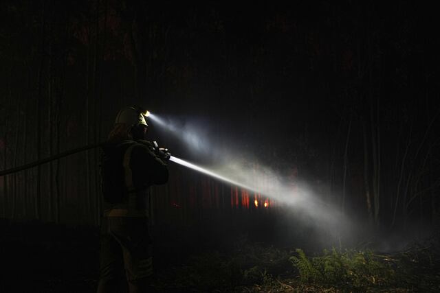 Enorme incendio arrasa 8,000 hectáreas en el sur de Francia