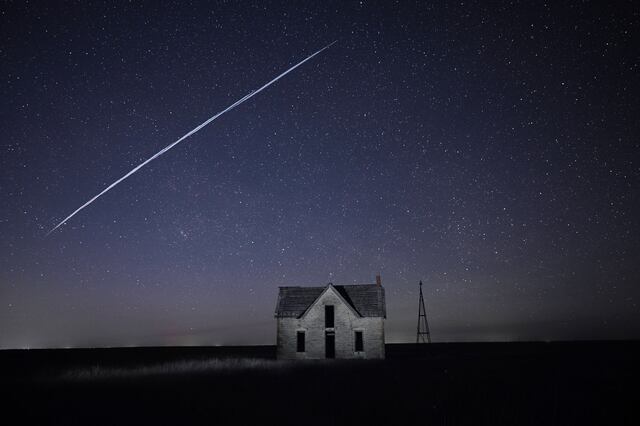Hilera de luces ilumina cielo nocturno en partes de Estados Unidos