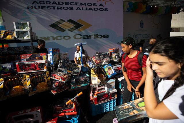 Entregan más de cuatro millones de botellas plásticas a cambio de juguetes en Santo Domingo
