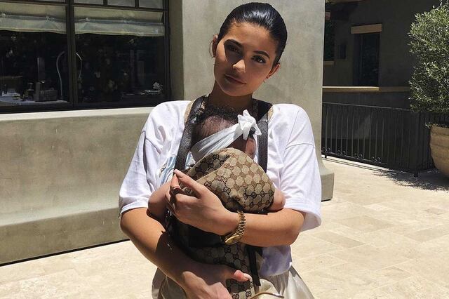 Kylie Jenner sorprende llevando a su hija en un porta bebé Gucci de $625