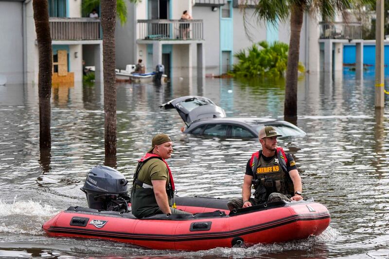 Una balsa de rescate se desplaza entre las aguas inundadas en un complejo de apartamentos tras el paso del huracán Milton, el jueves en Clearwater, Florida. (Foto AP/Mike Stewart)