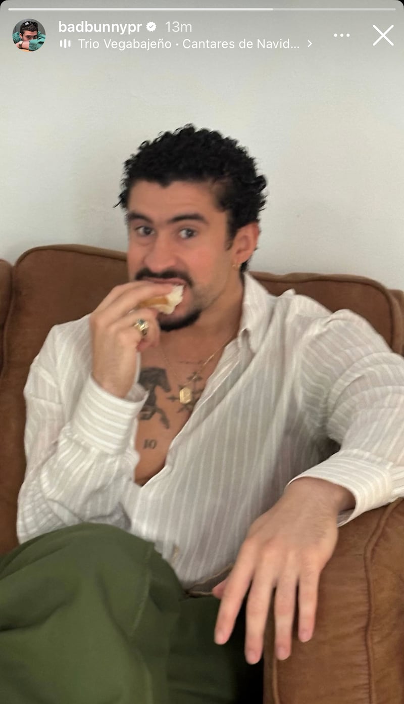 Comiendo un emparedado de mezcla.