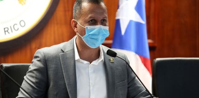 Presentan medida para aumentar $100 a empleados gubernamentales