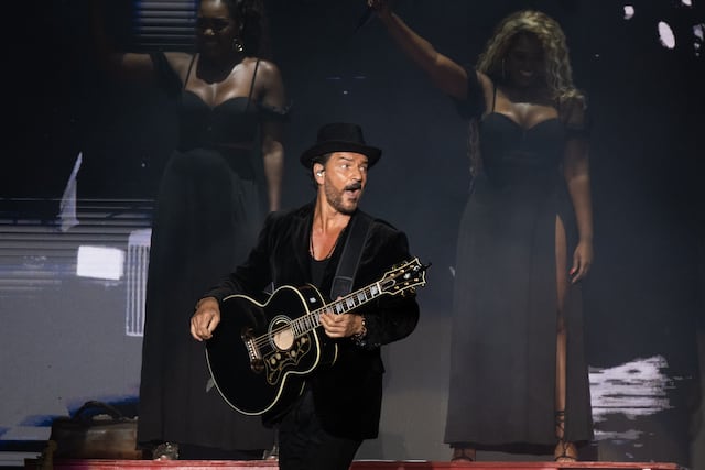 Ricardo Arjona vuelve a la isla con su espectáculo “Blanco y negro”