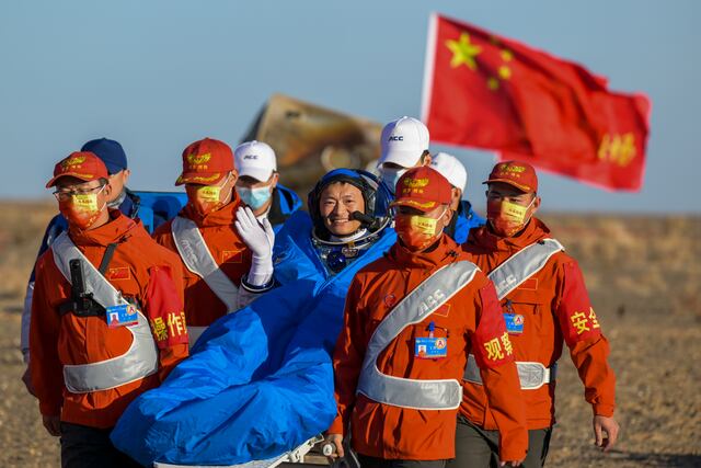 Astronautas regresan a la Tierra tras 6 meses en la estación espacial china
