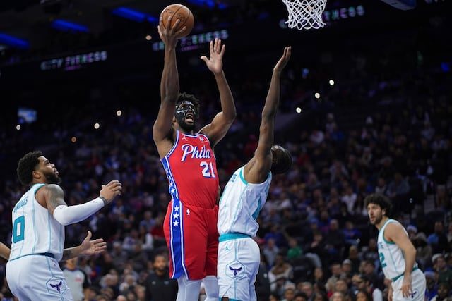 Joel Embiid de los 76ers de Filadelfia enfrenta problemas de salud mental