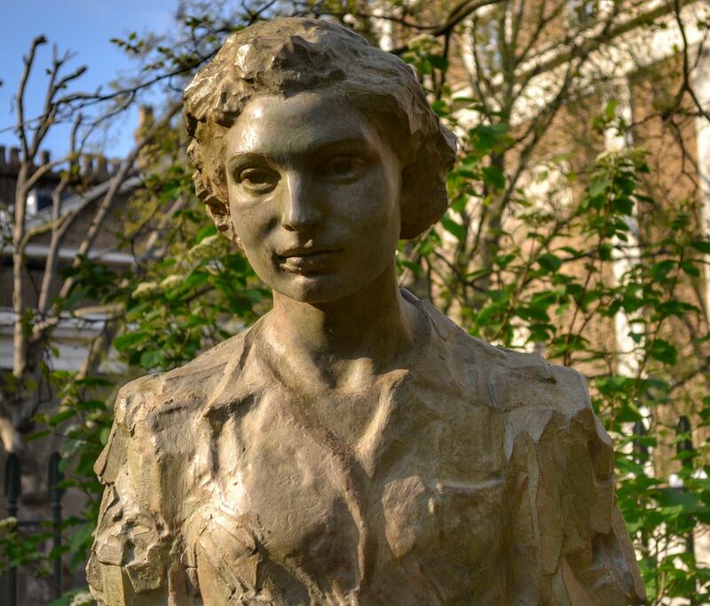 Una escultura en bronce de Virginia Woolf en Londres.