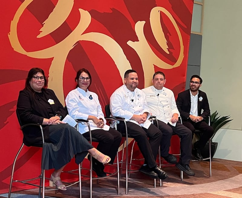 El panel fue moderado por la puertorriqueña Sarah Domenech, gerente de relaciones públicas de Walt Disney World Resort. (A la izquierda)
