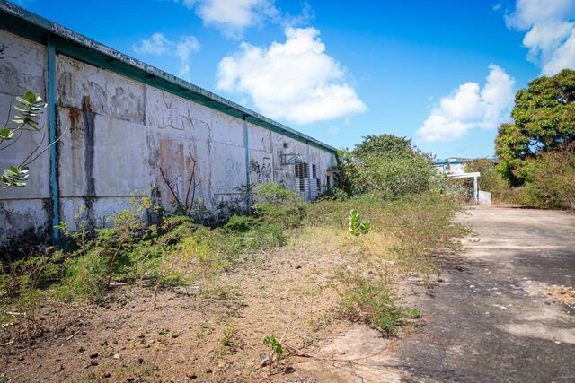 Evalúan traspaso de antigua fábrica al municipio de Culebra para crear zona de almacenaje industrial