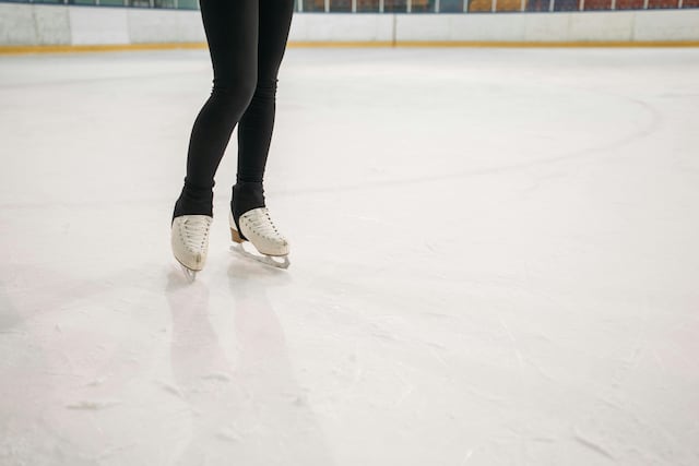 Jill Biden inaugura pista de hielo en la Casa Blanca para temporada navideña