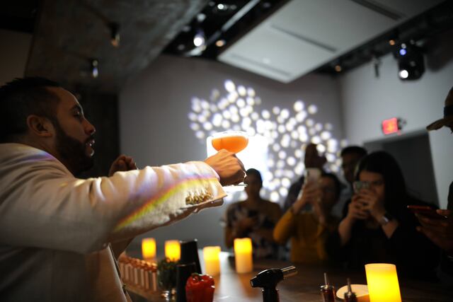 Mixólogo crea infusión de sabores con vodka