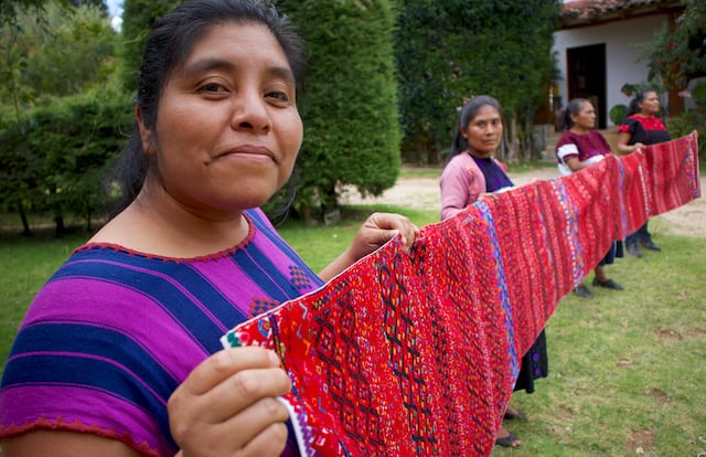Artesanas tsotsiles mexicanas crean catálogo para defender tejidos de las grandes marcas
