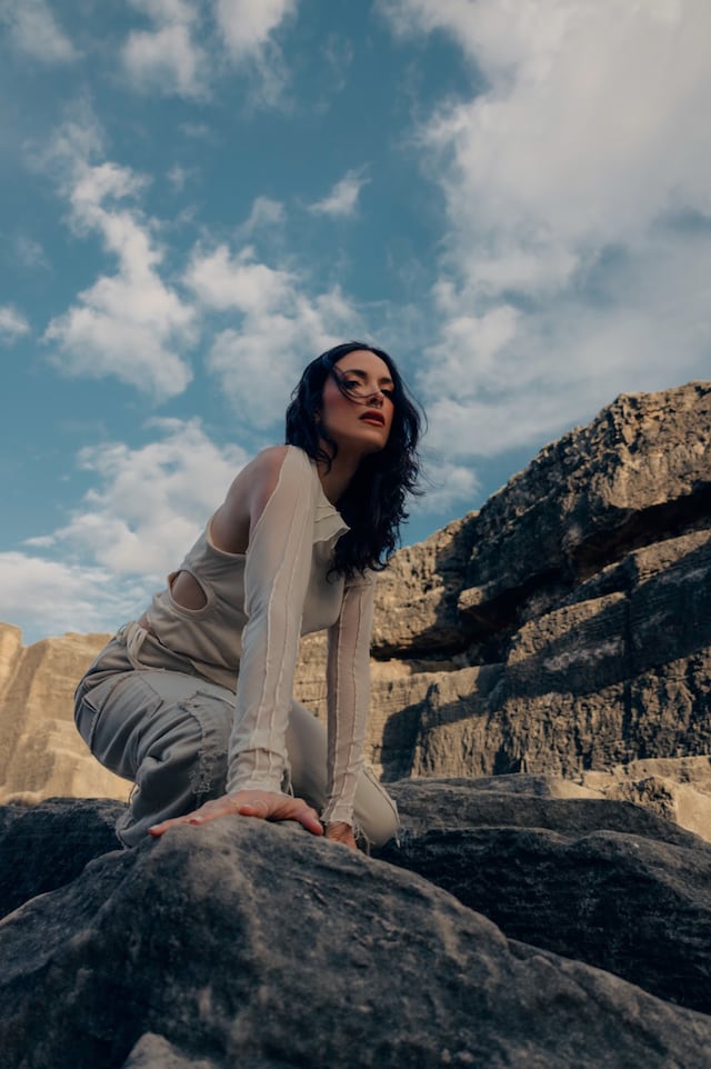 Denise Quiñones debuta como cantautora con “Sobra el Espacio”