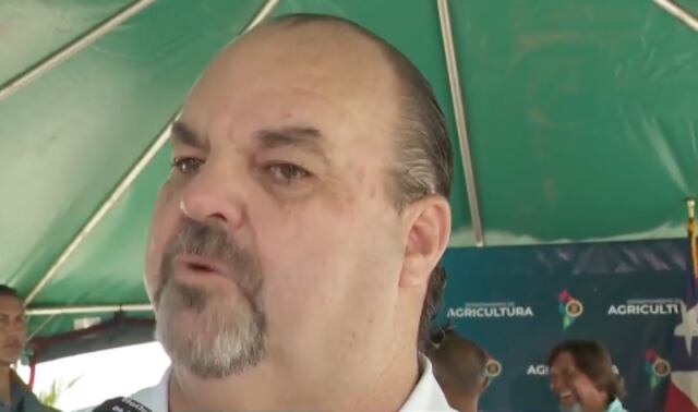 Varados por los federales 62 vagones con guineos, afirma secretario de Agricultura
