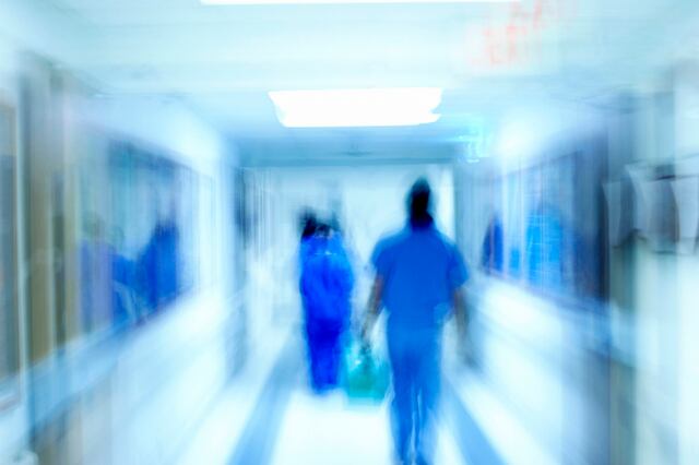 Advierten fallas en tarifas hospitalarias y urgen acción de ASES