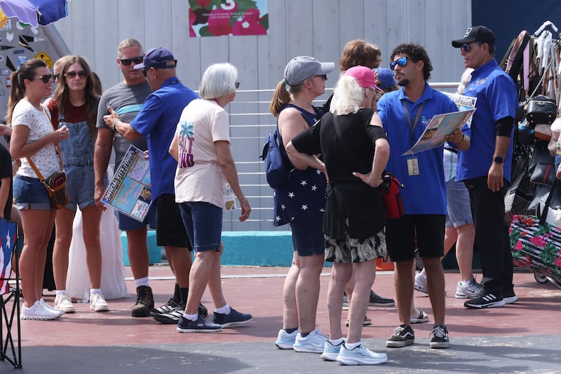 Guías turísticos venden sus recorridos a cruceristas recién llegados al Viejo San Juan.
Foto por Brandon Cruz González | Centro de Periodismo Investigativo