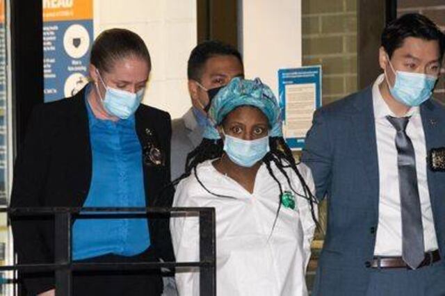 Conmoción por madre en Nueva York que envenenó a sus dos hijos y los puso en agua hirviendo