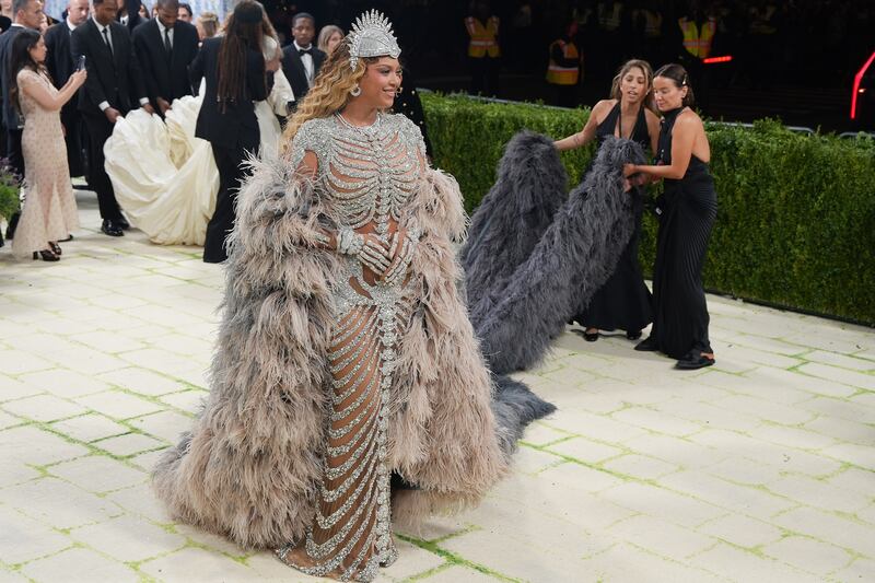 La cantante estadounidense Beyoncé posa este lunes, durante la alfombra blanca de la Met Gala en Nueva York (EE.UU.). EFE/ Octavio Guzmán
