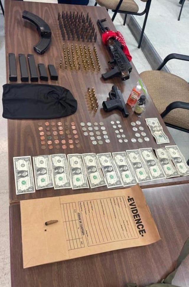 Detienen a menor de 15 años por conducir a exceso de velocidad y le ocupan un AK-47
