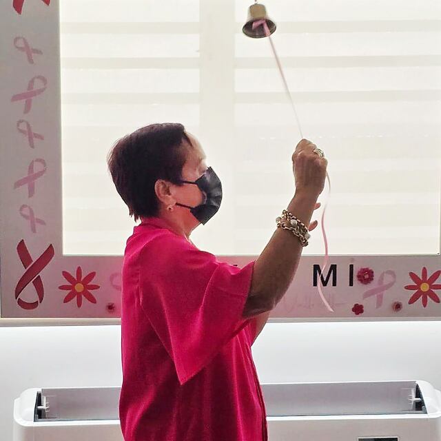 Periodista Zoraida Nelly Torres toca la campana tras completar tratamiento contra el cáncer