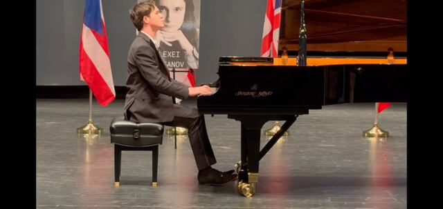 Joven pianista puertorriqueño gana medalla de plata en competencia de piano