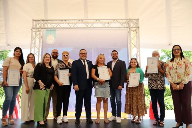 Vivienda entrega 90 títulos de propiedad a residentes de 30 municipios