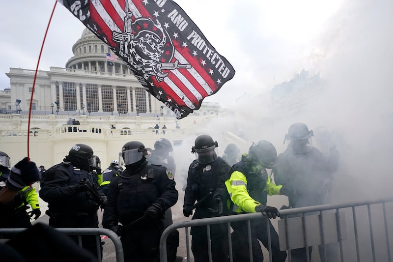 Policías se enfrentan a violentos partidarios del entonces presidente Donald Trump, quienes intentan abrirse paso a través de una barricada policial, el 6 de enero de 2021, en el Capitolio, en Washington. (AP Foto/Julio Cortez, Archivo)