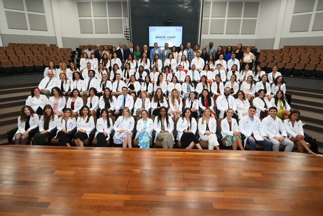 Estudiantes de la primera clase de Medicina Veterinaria de Puerto Rico reciben su bata blanca